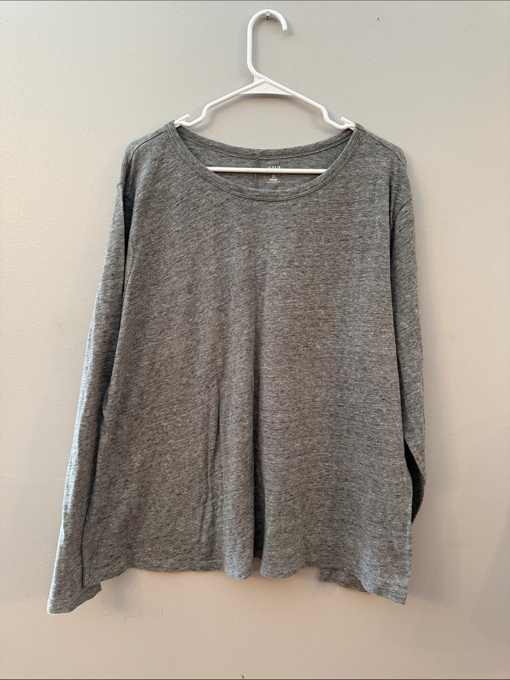a.n.a Women's Heather Gray Long-Sleeve Crewneck Top
